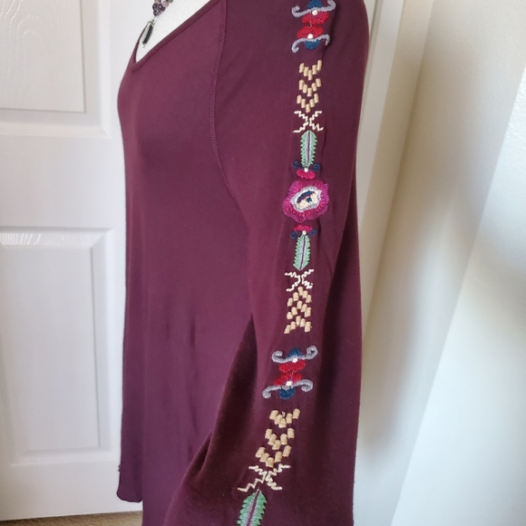 Caite Bordeux Embroidered 3/4 Long Sleeve V Neck Shark Bite Top Women's Size M - Picture 5 of 8